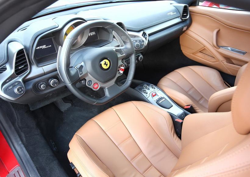 Салон Ferrari 458 Italia (2011)